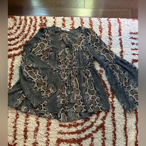 BUDDY LOVE - snake skin flowy top - Picture 3 of 5